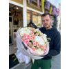Kytice růžových trsových růží a bílých hortenzií Sweet Elegance