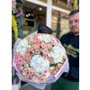 Kytice růžových trsových růží a bílých hortenzií Sweet Elegance