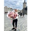 Luxusní kytice Vlasta, představena na ikonickém Staroměstském náměstí, ideální pro speciální příležitosti.