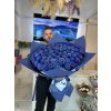 Puget 101 třpytivých královsky modrých růží - luxusní květinová vazba z Růže Michael.