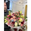 Exkluzivní květina s růžemi, liliemi a pastelovými květy v náručí floristy Růže Michael
