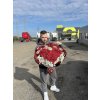 Celkový pohled na floristu s kyticí ve tvaru srdce – rudé růže a gypsophila, ideální pro romantické příležitosti.