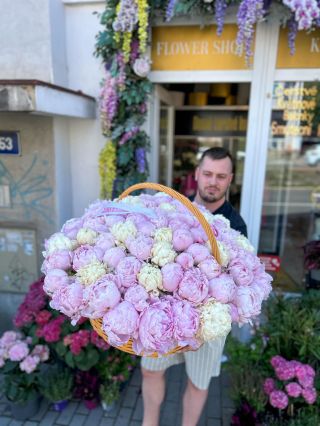 Dnešní parádička do světa 💐 obří pivoňky a rovnou plný koš 🧺 🤤 uhodneš počet? 👀🌺 Neřeš to bobe, jedu taky 🚗🌺 🌺 Skap 🌺💐...