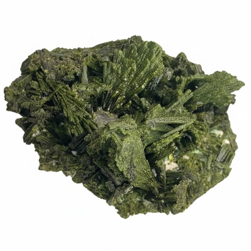 Epidot: vlastnosti, barvy, úpravy a péče (prakticky pro šperky)