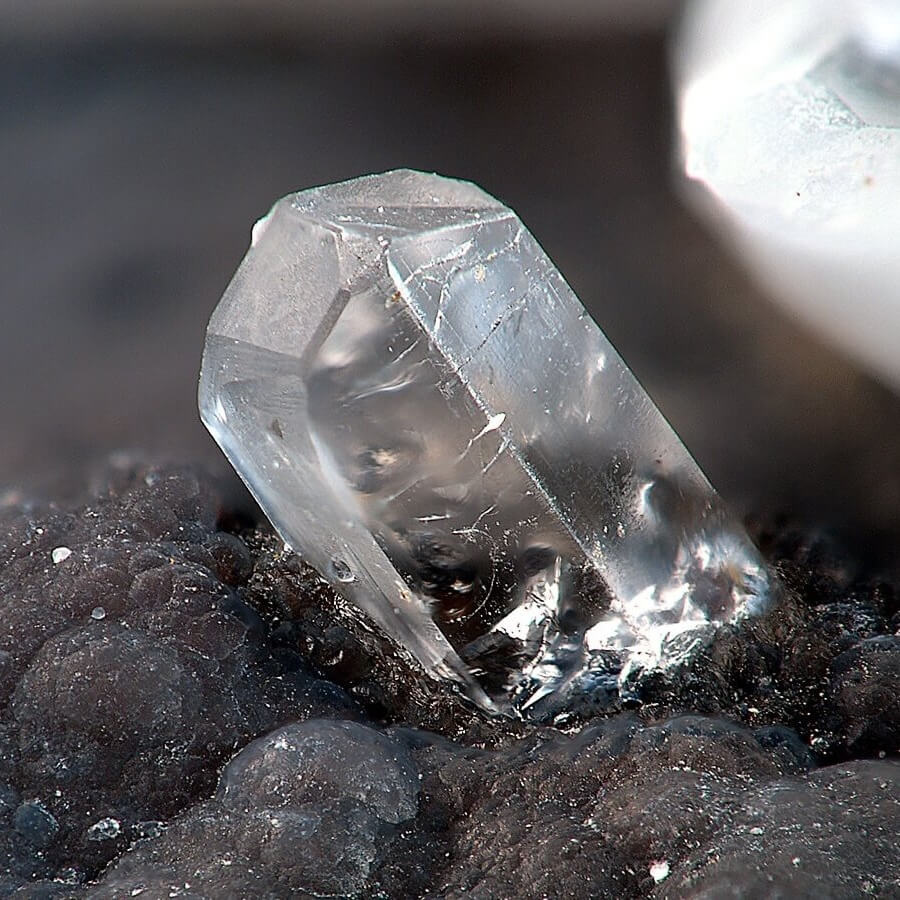 Křišťál: vlastnosti, pravost, použití ve špercích a péče