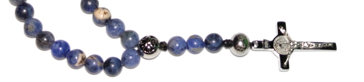 Růženec s motivem Fleur de lys – detail kříže a korálků