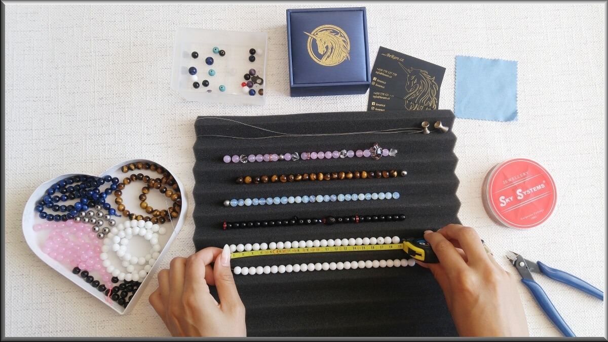 Ručně navlékané růžence a náramky vyrobené v České republice