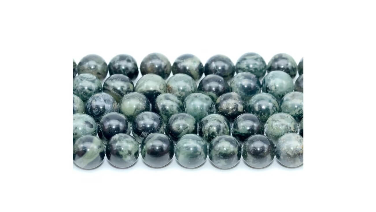 Chrysoberyl – detail korálků s efektem kočičího oka