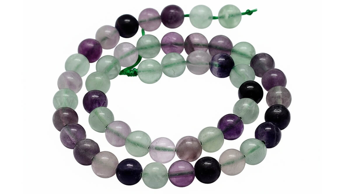 Korálky z fluoritu – detail pruhování a barev