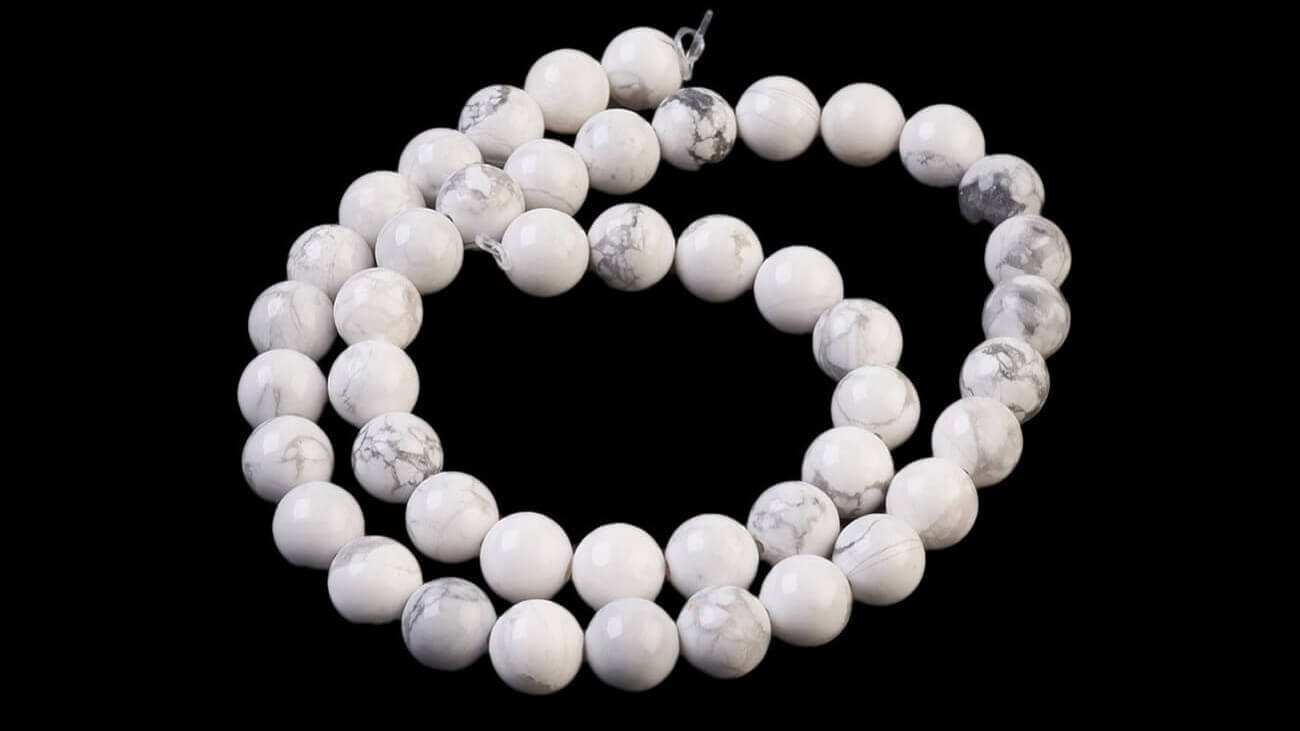 Howlit – bílý minerál se šedou žilkovanou kresbou (detail)