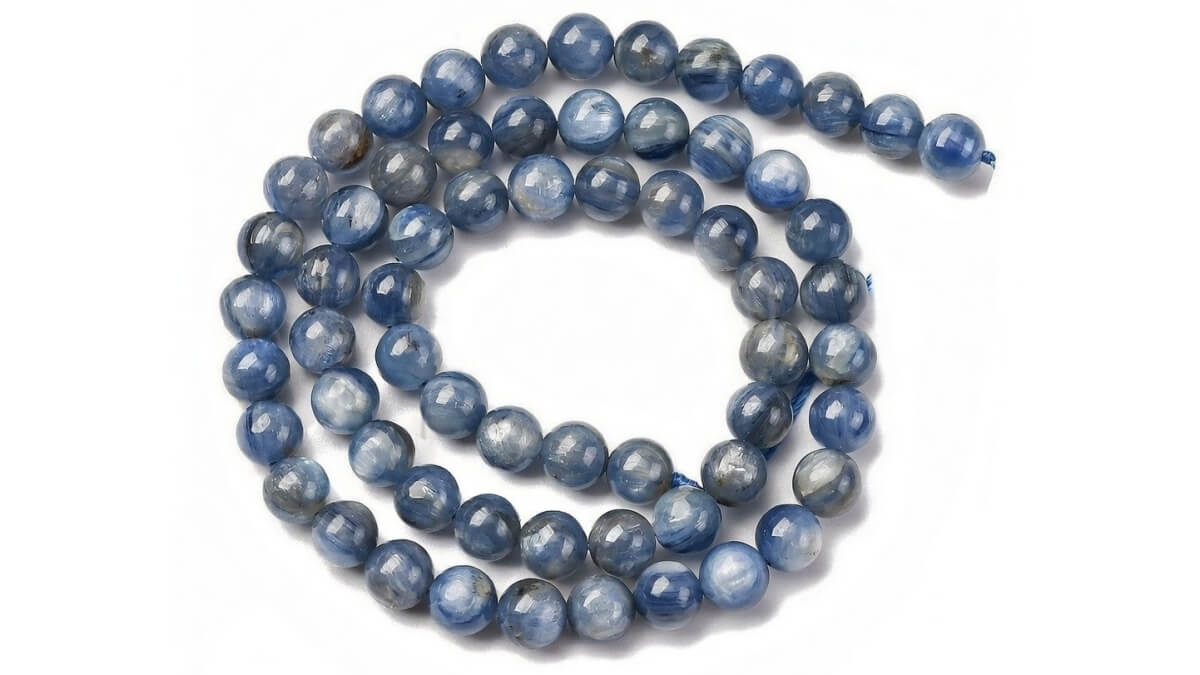 Kámen kyanit – detail modrého zabarvení