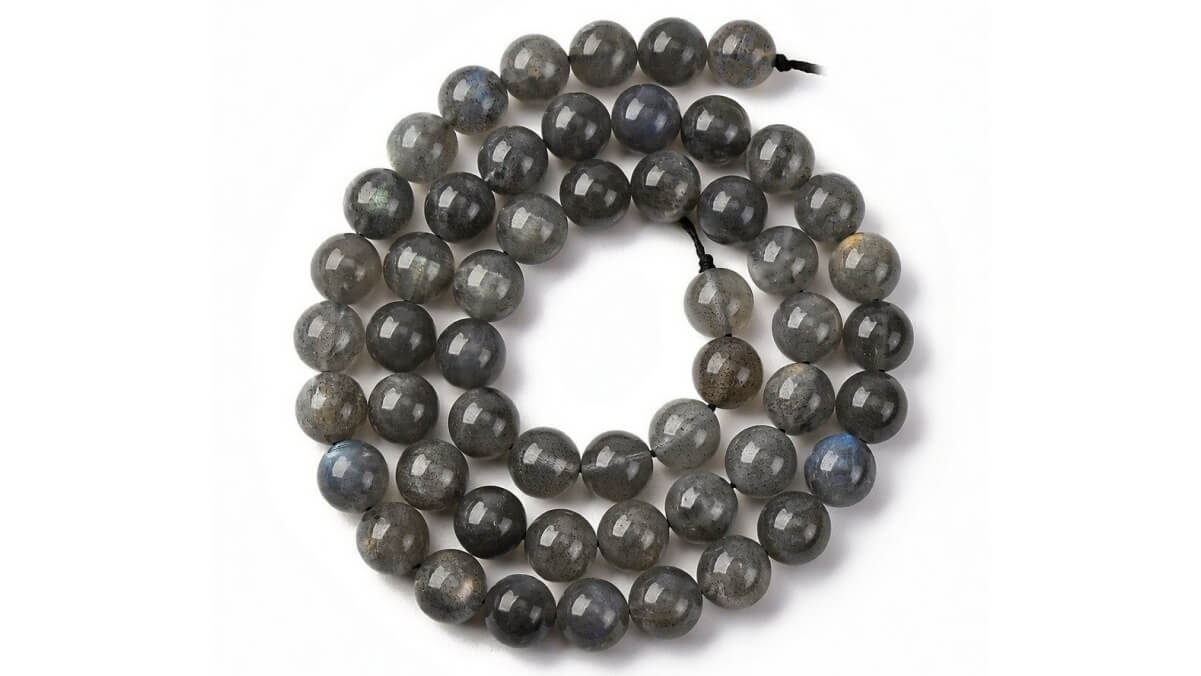 Korálky z labradoritu – detail duhového záblesku