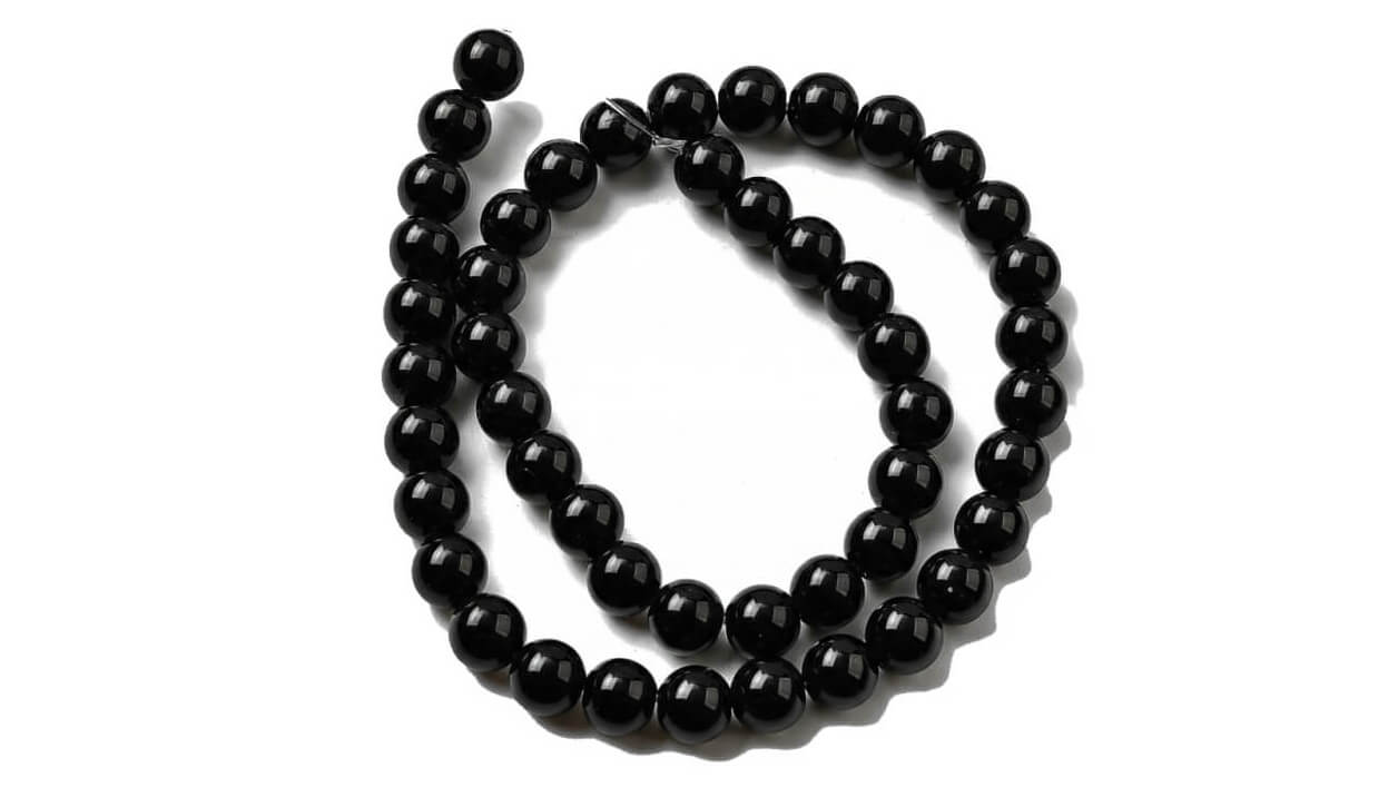 Korálky z obsidiánu – detail sklovitého lesku