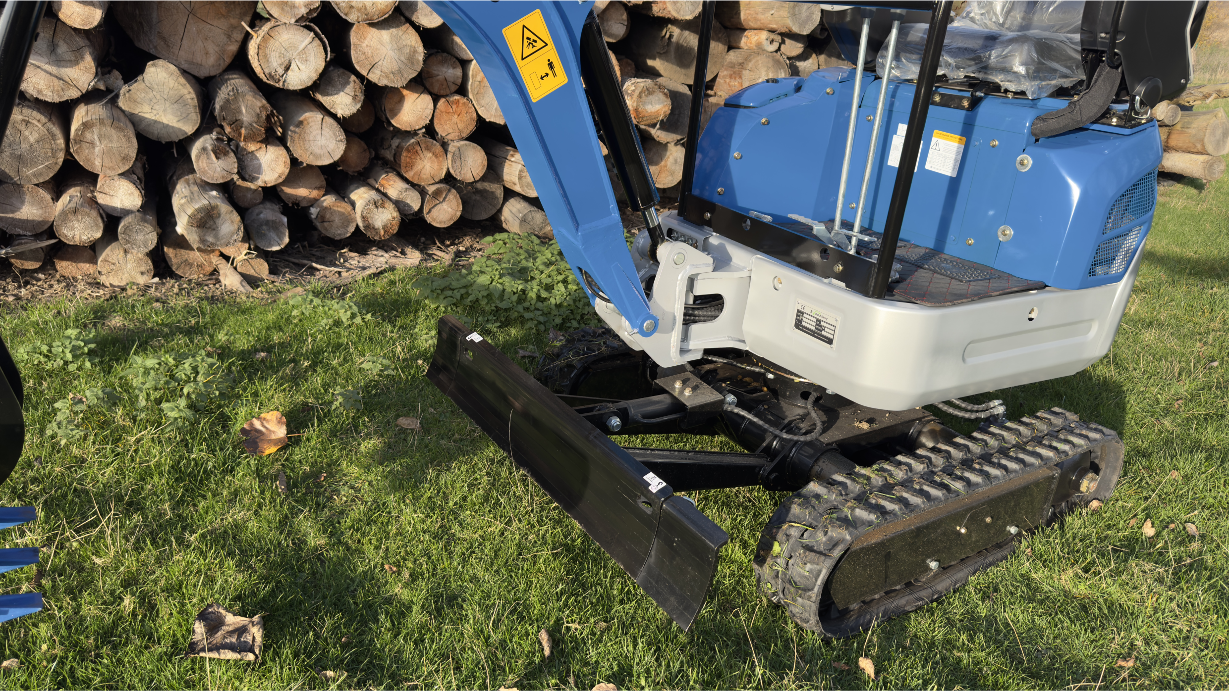 Detailní záběr hydrauliky minibagru NDI322-1, včetně rychlospojek pro jednoduchou a rychlou výměnu příslušenství.
