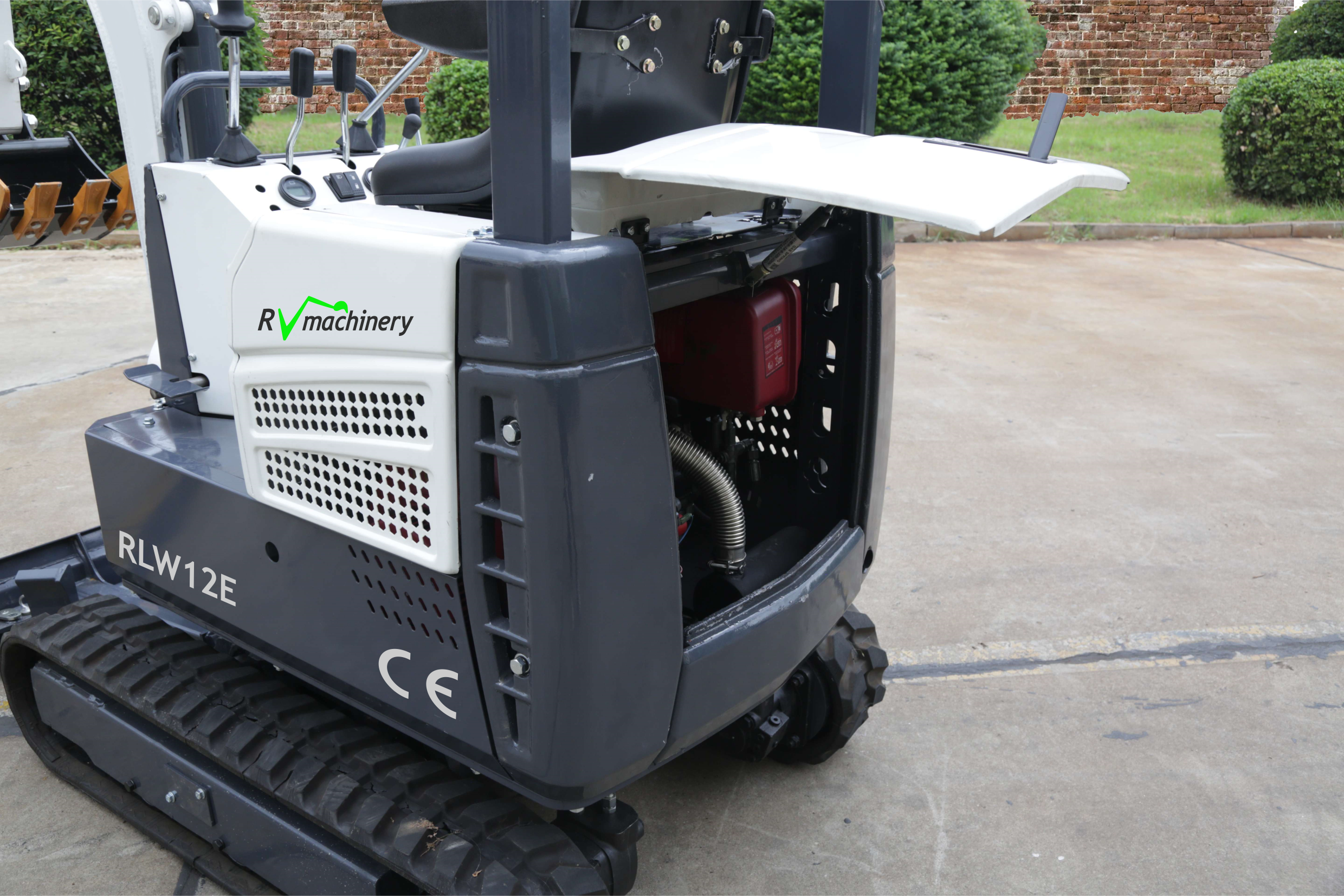  Minibagr RLW12E 1200kg – zadní pohled s mimoosou funkcí, zajišťující přesnou práci i v náročných podmínkách.