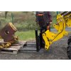 Paletizační vidle pro nakladač R906T – ukázka v akci při nakládání materiálu na stavbě. Ideální pro manipulaci s paletami a těžkými břemeny díky přesnému a stabilnímu uchycení.