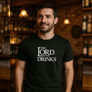 🍹 Pánské tričko „Lord of the Drinks“ 👑 Pro chlapy, kteří vládnou sklenici lépe než mečem. Stylové bavlněné tričko s...