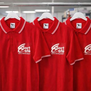 👕☕ Zakázkové polokošile pro personál Sport Café Hradec Králové Další realizace z naší dílny 👏 Tentokrát jsme připravili...