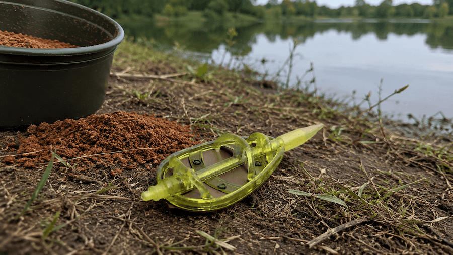 feeder-krmitka-krmitko-u-vody