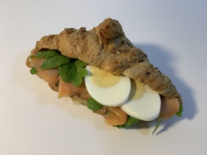 croissant prav%C3%BD losos vejce rukola