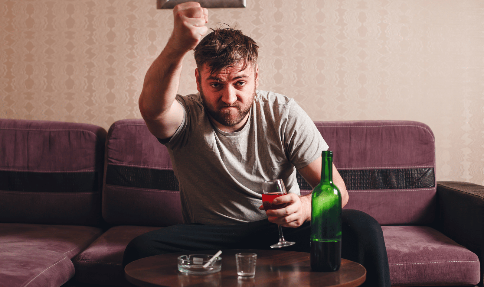 Proč někomu po alkoholu „rupne v bedně“ a stává se agresivním