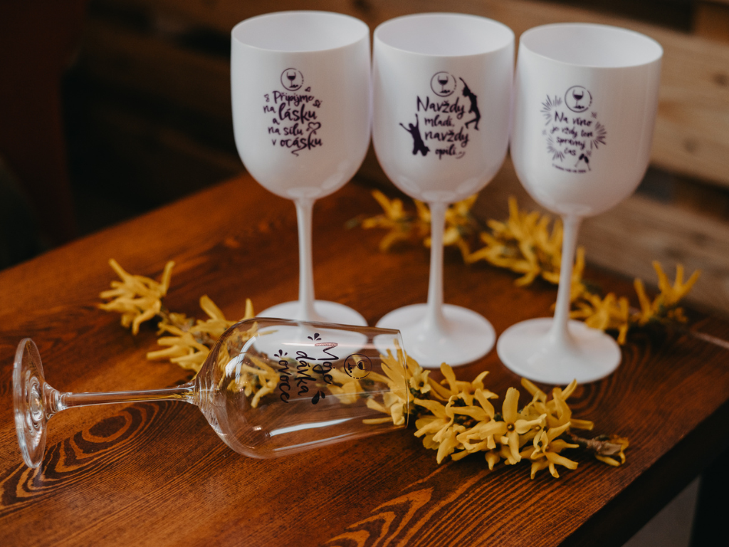 Sklenice na víno: Jak vybrat tu správnou pro vaši oblíbenou odrůdu