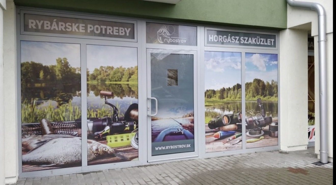Vchod do predajne rybárskych potrieb Rybostrov v Šamoríne na Čilistovskej ulici