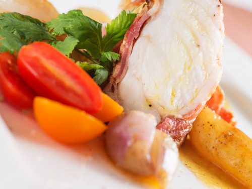 Morský čert v slaninke, šalotky konfitované s hruškou