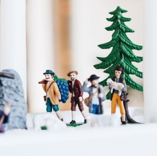 Vinaři 🍇😍 Dvojice mužů nesoucích mezi sebou na tyči ooooobrovský hrozen je oblíbená tradiční sestava. K betlému ho...