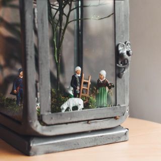 Chytit se za knoflík, když jde okolo, to přeci přináší štěstí. ⭐️ Vlastně kromě štěstí přinášel i lásku. Takový posel by...