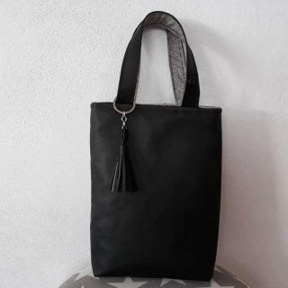 Když něco šiju, přemýšlím🤔 u toho, pro koho to je a jakou funkci má taštička plnit. Tentokrát jsem měla jednoduché zadání...