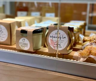 Plná vitrína je základ 🔥 #rysarna #vegansyr #rostlinne #vegancheese #bezlaktozy