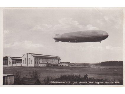 Fridrichshafen a. B. - Das Luftschift "Graf Zeppelin" über der Werft