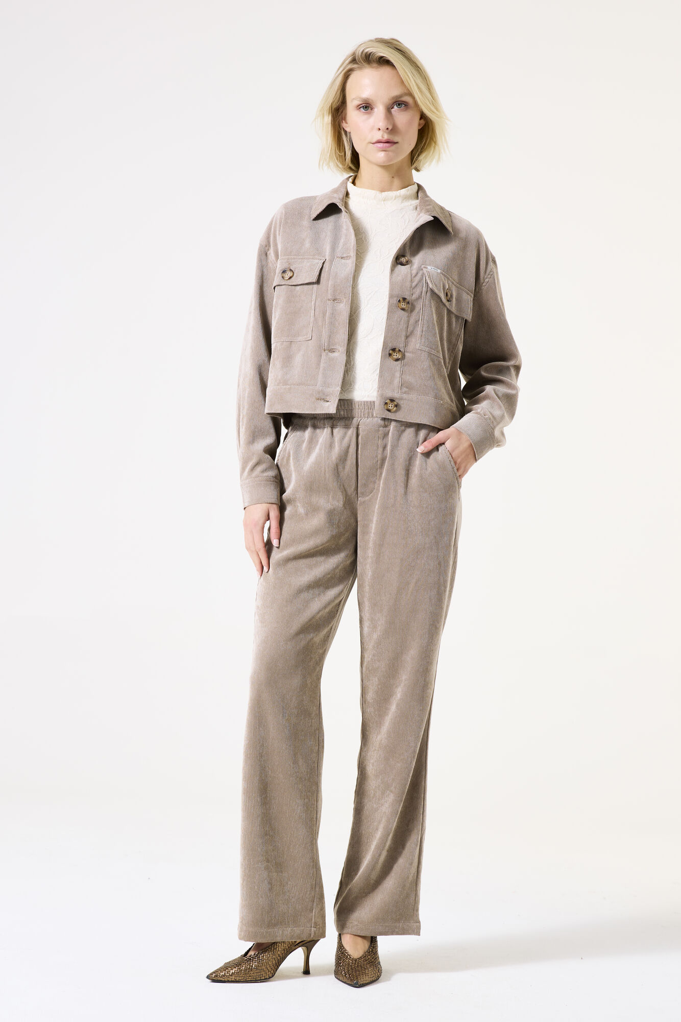 i50310-3459-onmodel-total-2000-2f912e9f