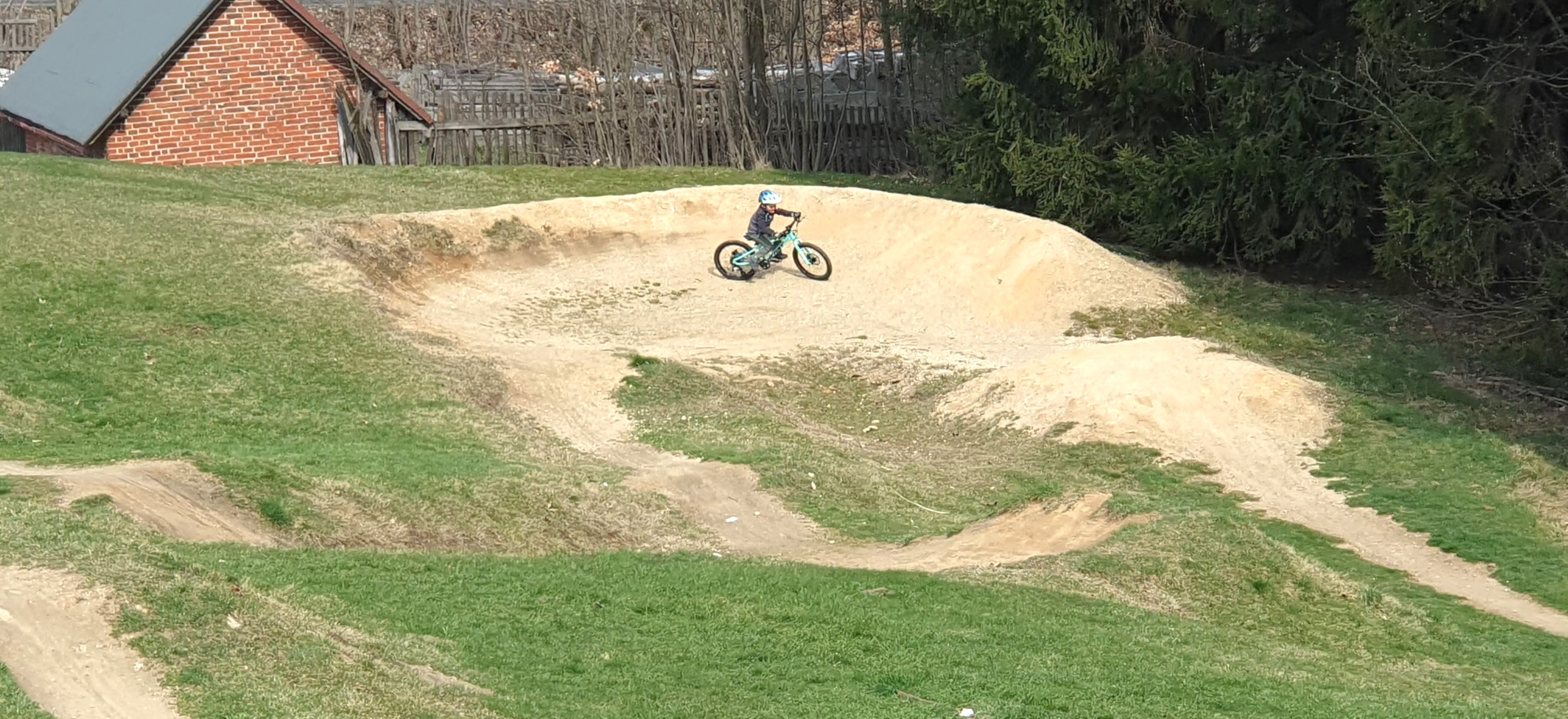 Jízda na pumptracku s dětským kolem