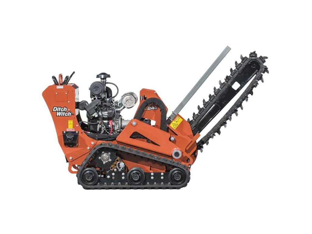 VEDENÝ RÝHOVAČ C24X – výkop až do hloubky 122 cm