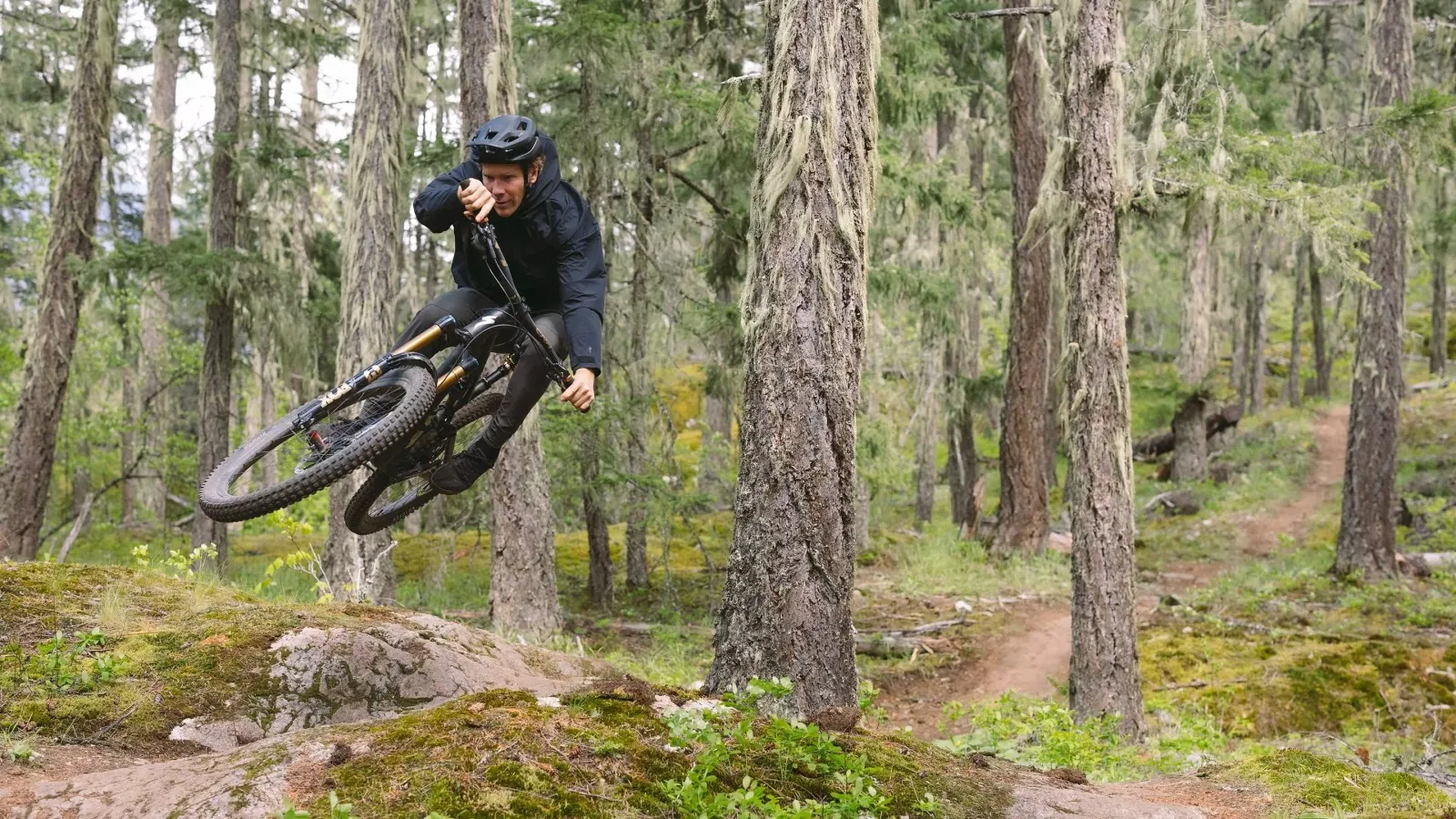 Stumpjumper 15 Alloy ve skoku na lesním trailu