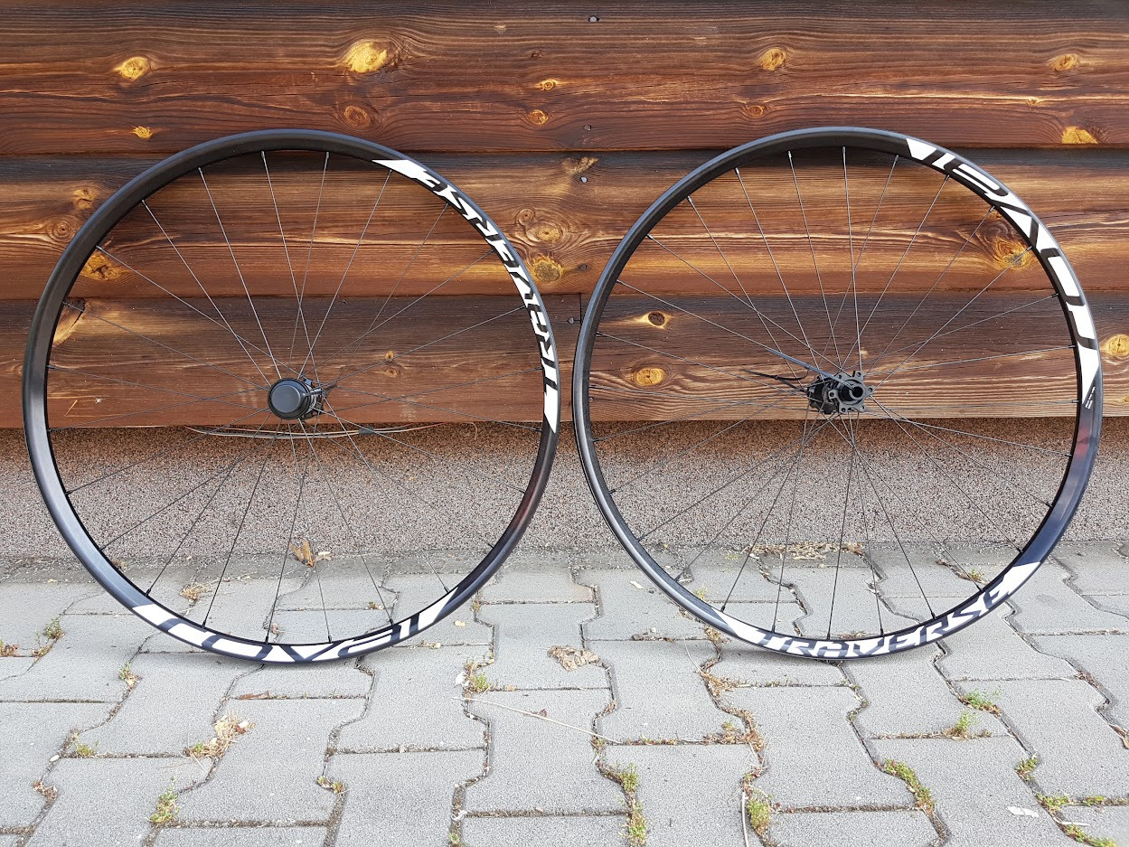 Zapletená kola Specialized Roval Traverse Barva: černá