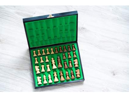 Francouzské akátové šachové figurky v černé dřevěné krabičce  + doprava zdarma