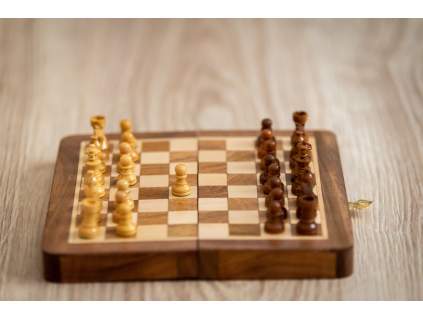 4181 magneticke drevene sachy lux mini