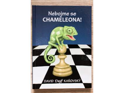 šachová kniha Nebojme sa chameleóna, izolovaný pešiak, autor David Kaňovský, na obálke zelený chameleón na šachovnici