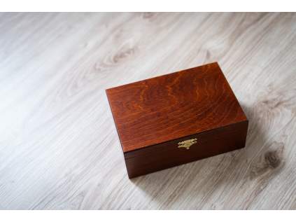 Drevený box na figúrky