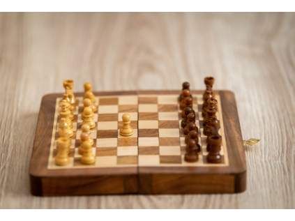 4181 magneticke drevene sachy lux mini