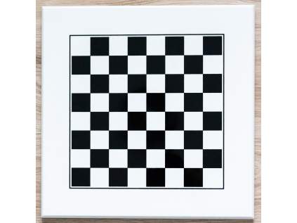 Drevená bielo-čierna šachovnica, lakovaná