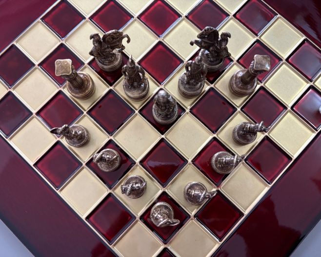 Niektoré srdcia sú stvorené, aby hrali spolu. ❤️ Tohtoročný Valentín oslávte lásku v každom ťahu—na šachovnici aj mimo...