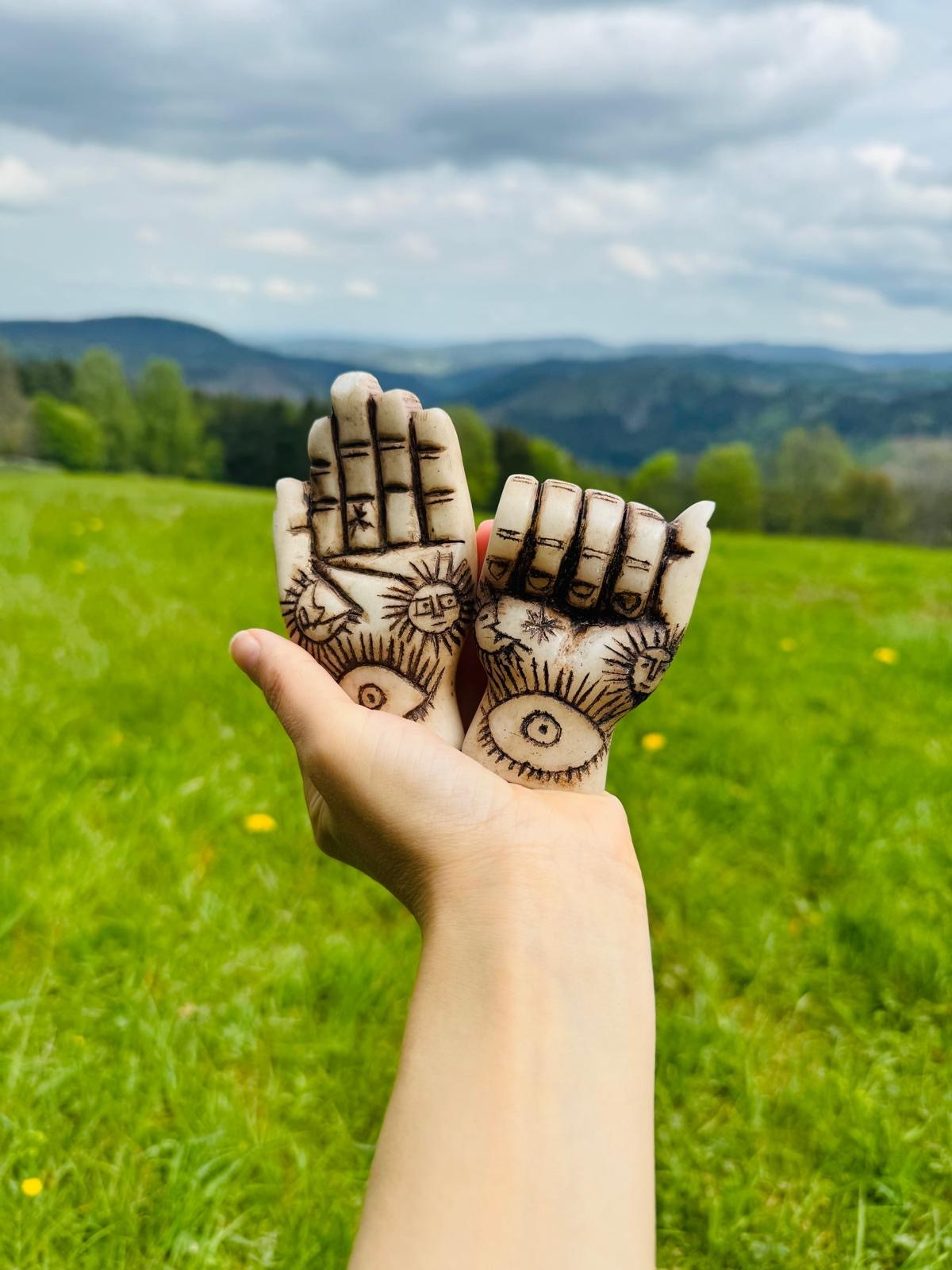 Manifestace změny s ručičkami: Je libo novou práci či lásku?