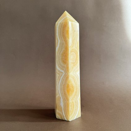 Žlutý kalcit XL (1,716kg)  extra velký obelisk