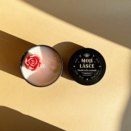 Vonná svíčka s kytičkou a minerály Mojí lásce