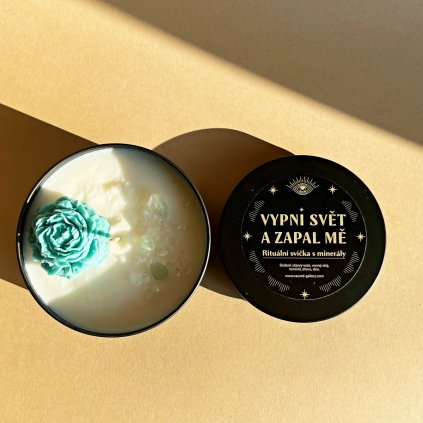 Vonná svíčka s kytičkou a minerály Vypni svět a zapal mě