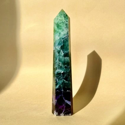 Duhový fluorit XL (1571 g) AAA